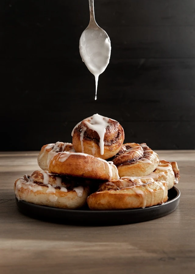 Fluffiges Hefeglück: Zimtschnecken und traditionelle Mehlspeisen